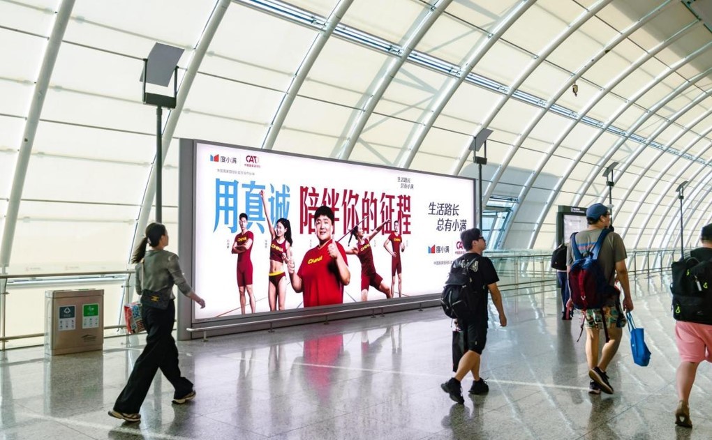 广州机场广告-T1国内出发通廊落地灯箱套装