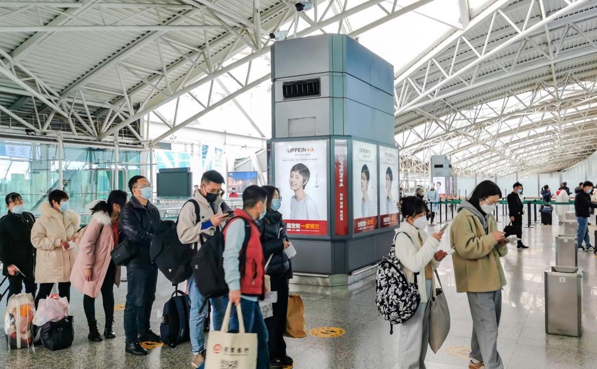 广州白云机场广告-T1国内出发通廊包柱灯箱套装