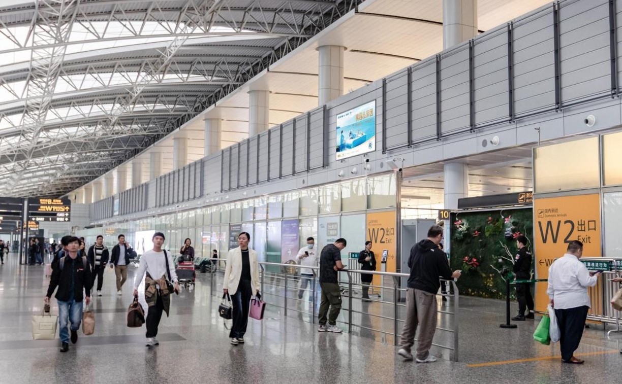 广州白云机场广告-T1国内到达迎客厅高空灯箱套装