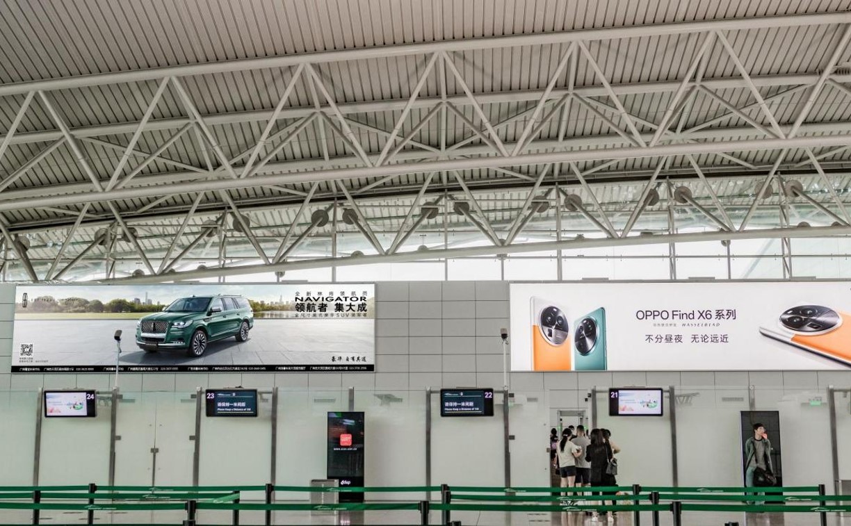 广州白云机场广告-T1国内出发值机厅高空灯箱套装