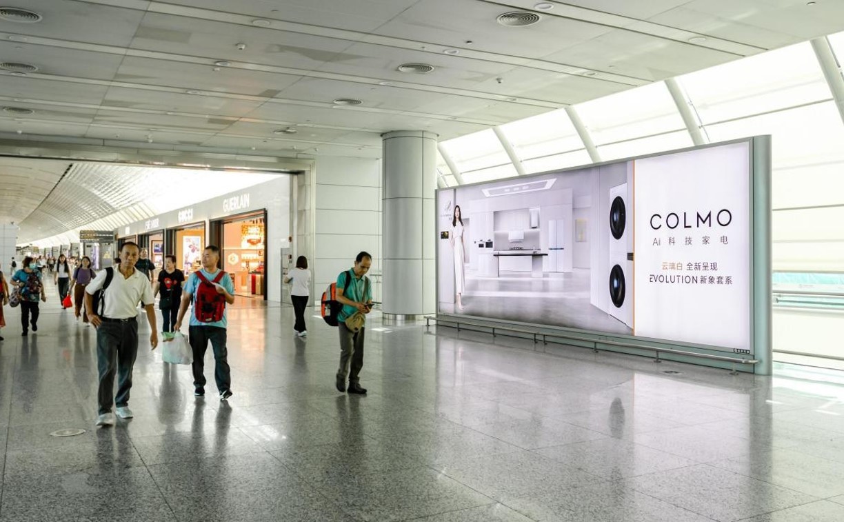 广州白云机场广告-T1国内出发通廊落地灯箱套装