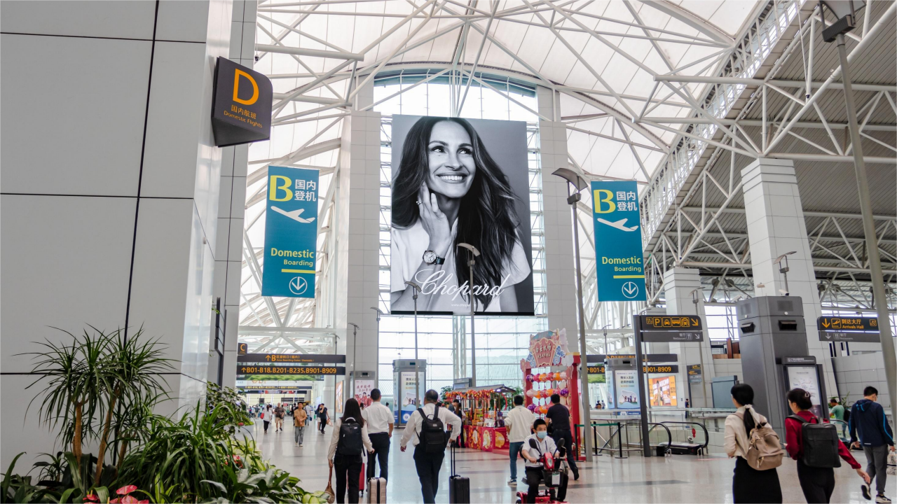 Реклама аэропорта Гуанчжоу-T1 LED - костюм с флагом в зале вылета
