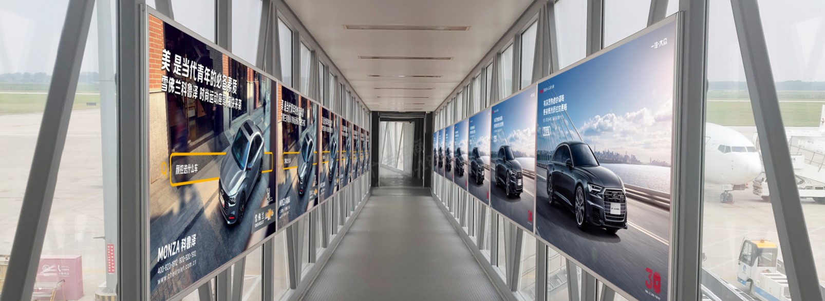 淮安机场广告-航站楼内廊桥贴膜