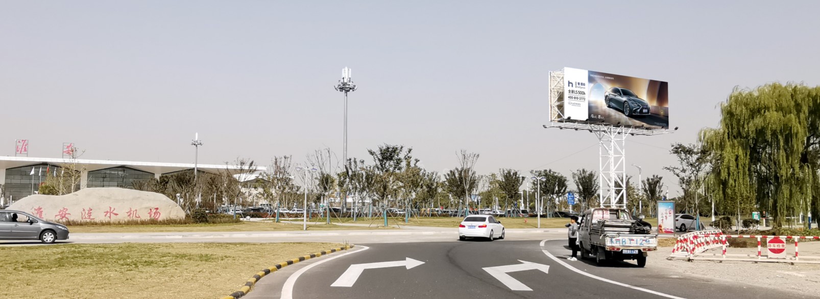 淮安机场广告-航站楼前立柱G2