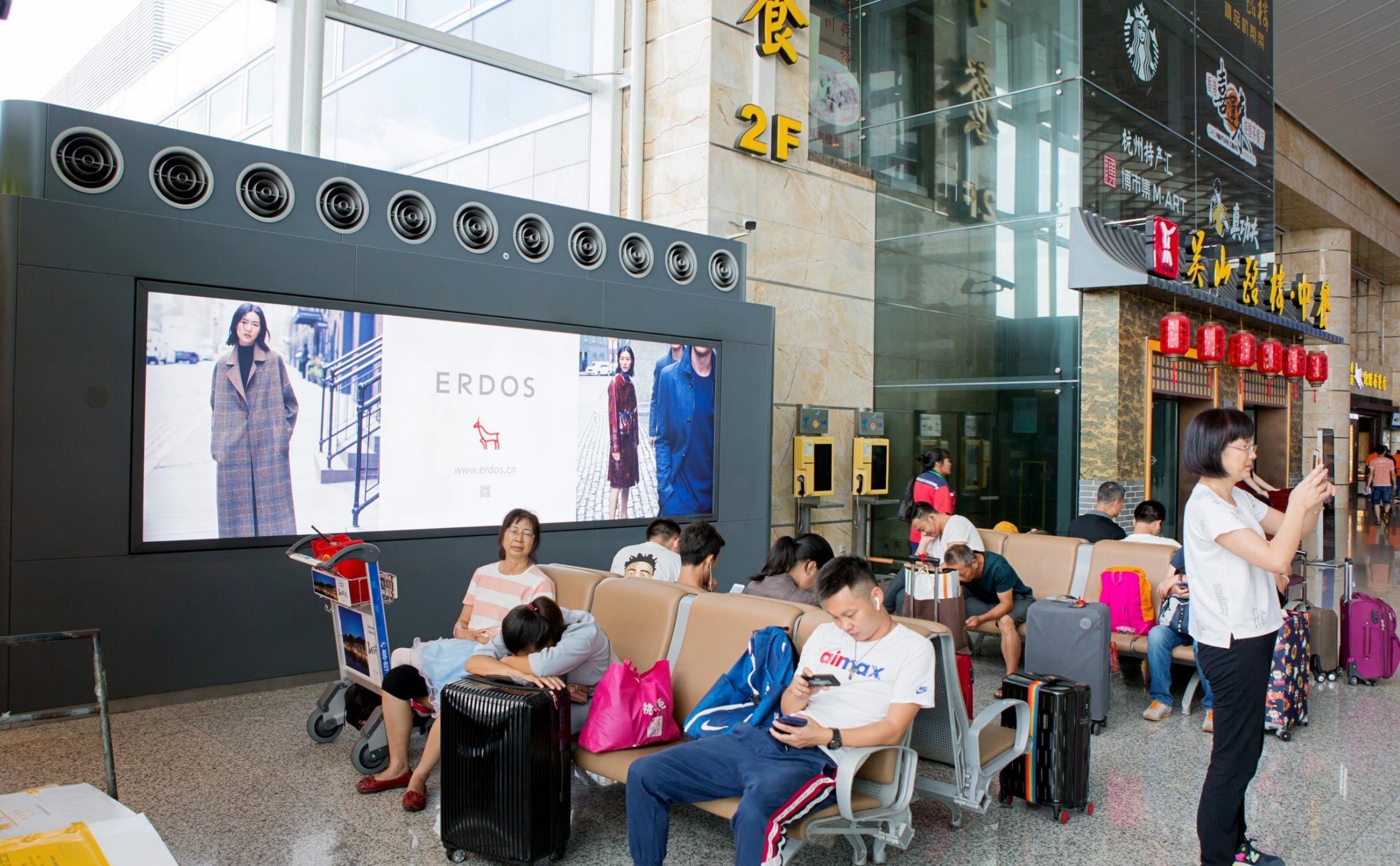 杭州萧山机场广告-T3国内出发办票厅灯箱1