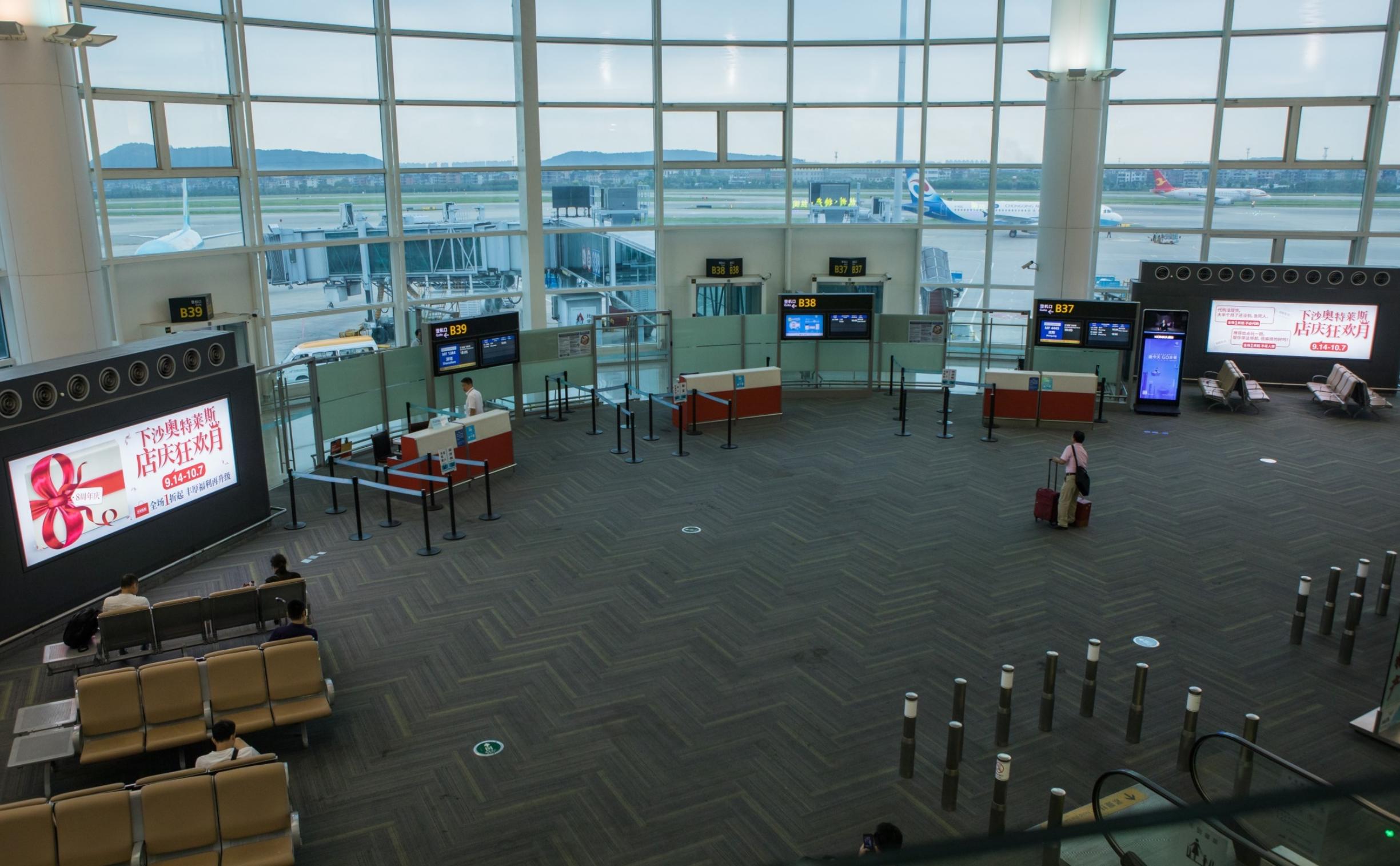 杭州萧山机场广告-T3国内出发远机位灯箱