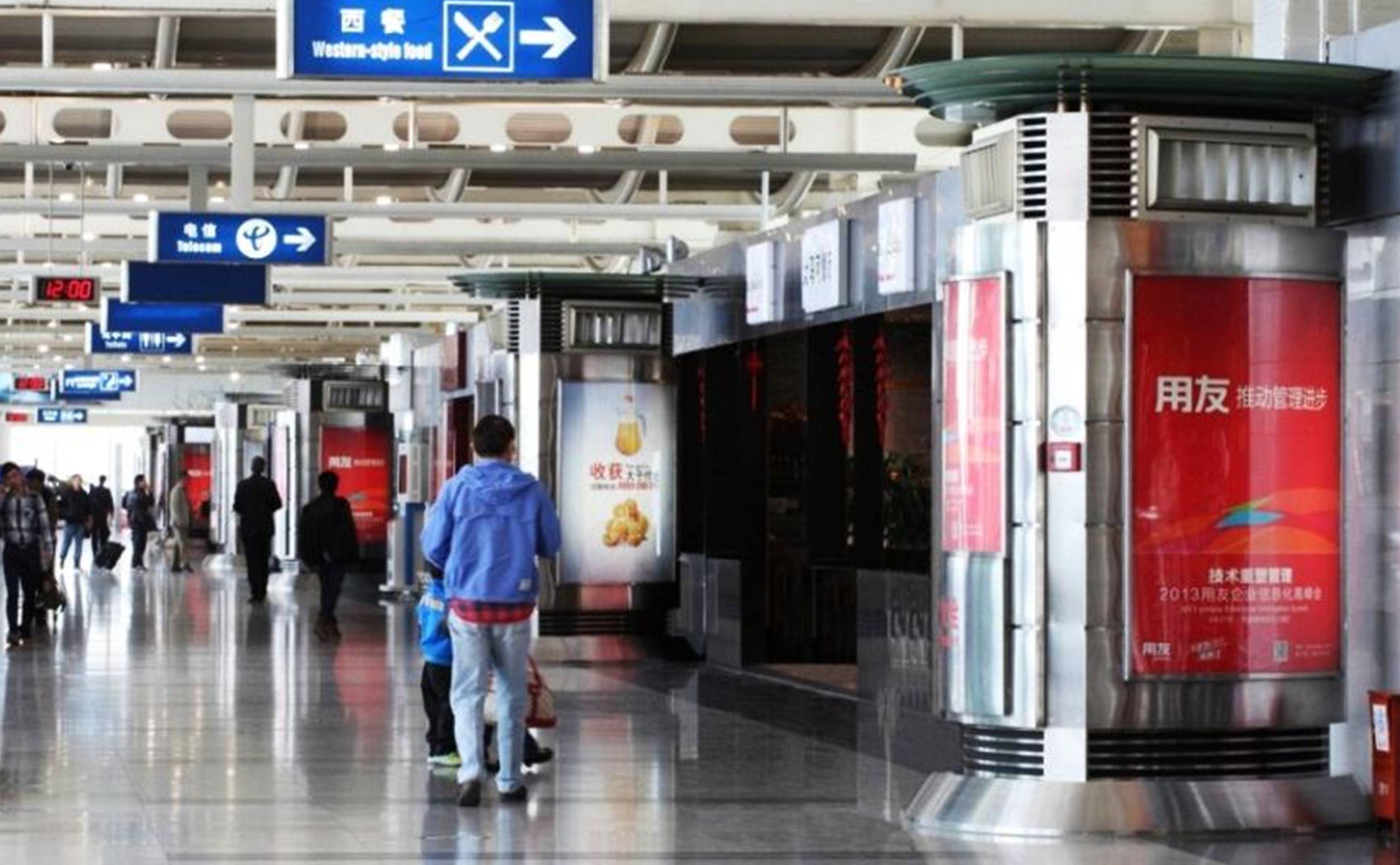 杭州机场出发安检区域灯箱广告