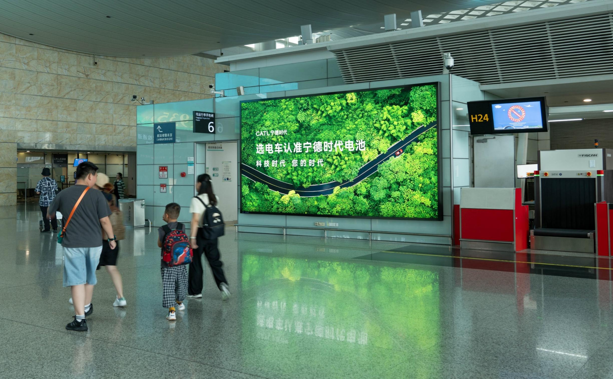 杭州萧山机场广告-T3国内出发办票厅灯箱2