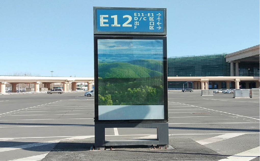 哈尔滨太平机场广告-机场停车场灯箱套装