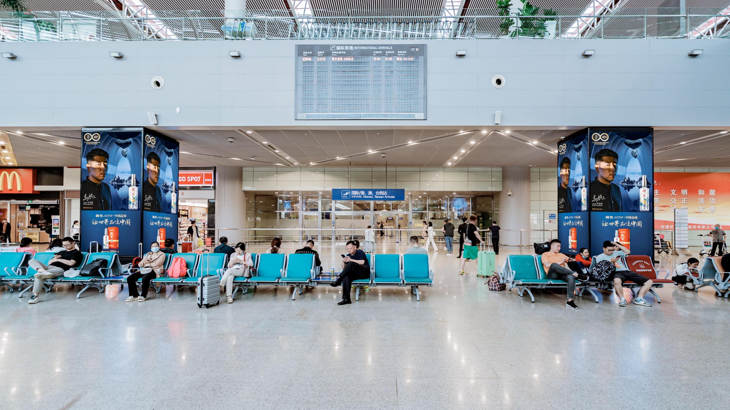 合肥新桥国际机场广告-国内国际行李厅出口包柱灯箱套装