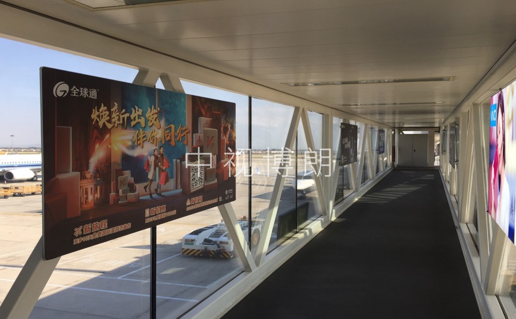 呼和浩特机场内廊桥看板广告