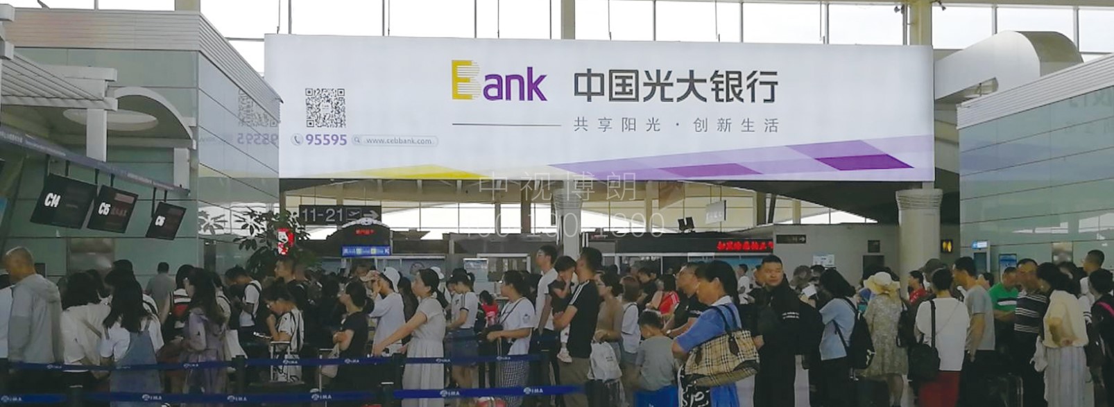 呼和浩特白塔国际机场广告-国内国际出发大厅扶梯灯箱