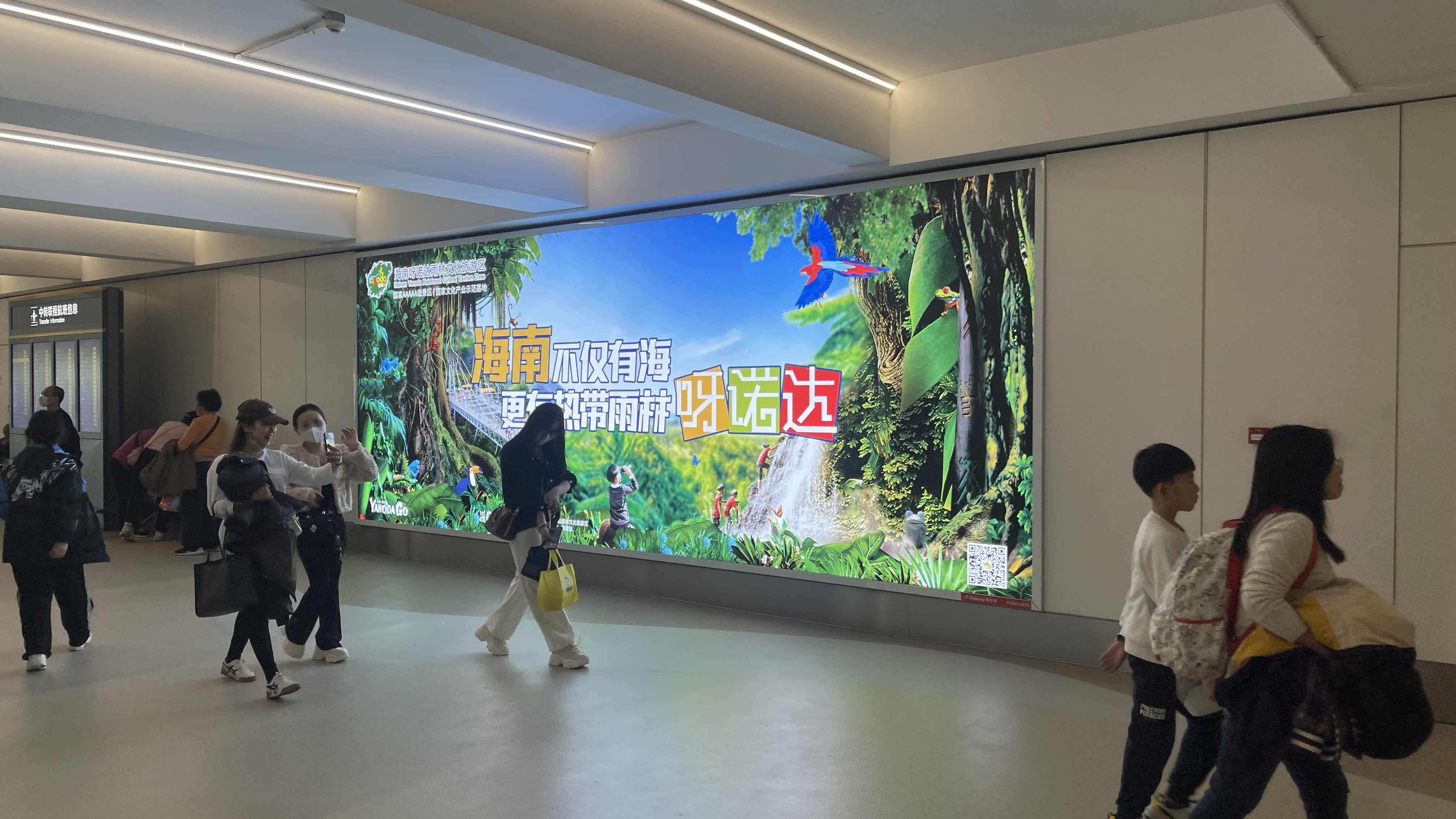 海口美兰机场广告-T2到达通廊汇聚口墙面灯箱套装