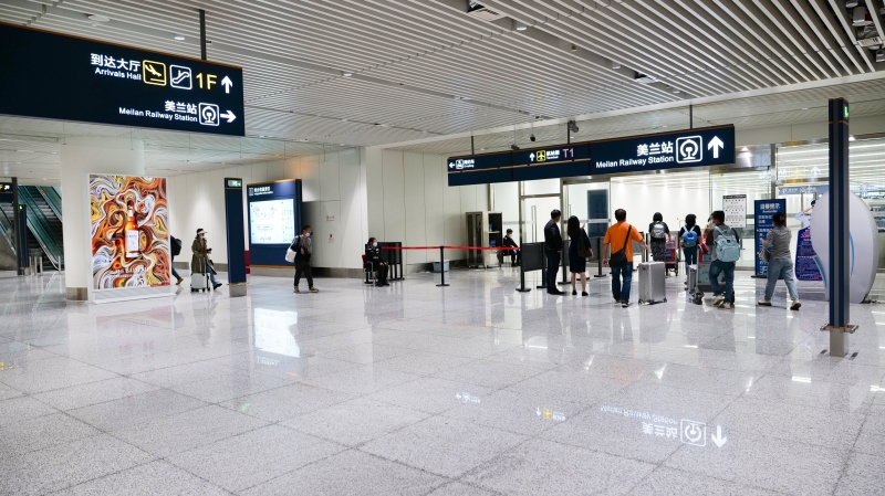 海口美兰机场广告-T2到达B1换乘通道立式灯箱套装