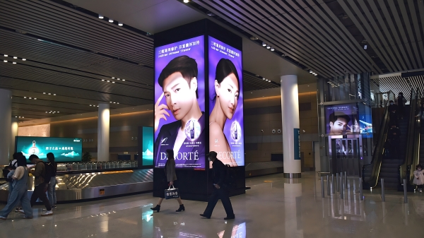 海口美兰机场广告-T2到达电梯下方包柱灯箱套装