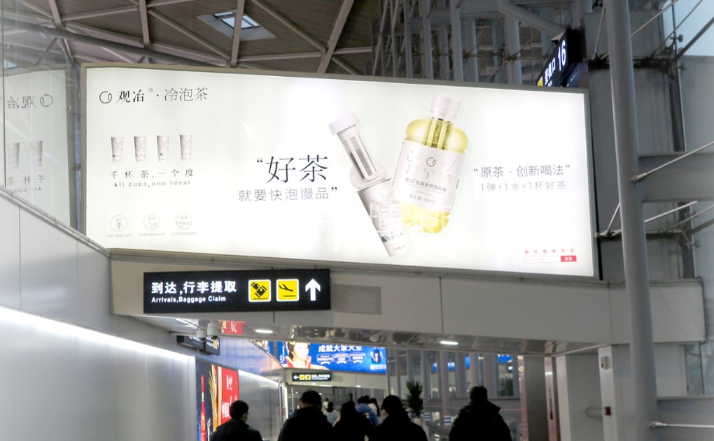 济南遥墙国际机场广告-国内到达通廊天桥双面灯箱