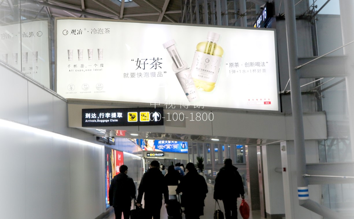 济南遥墙国际机场广告-国内到达通廊天桥双面灯箱
