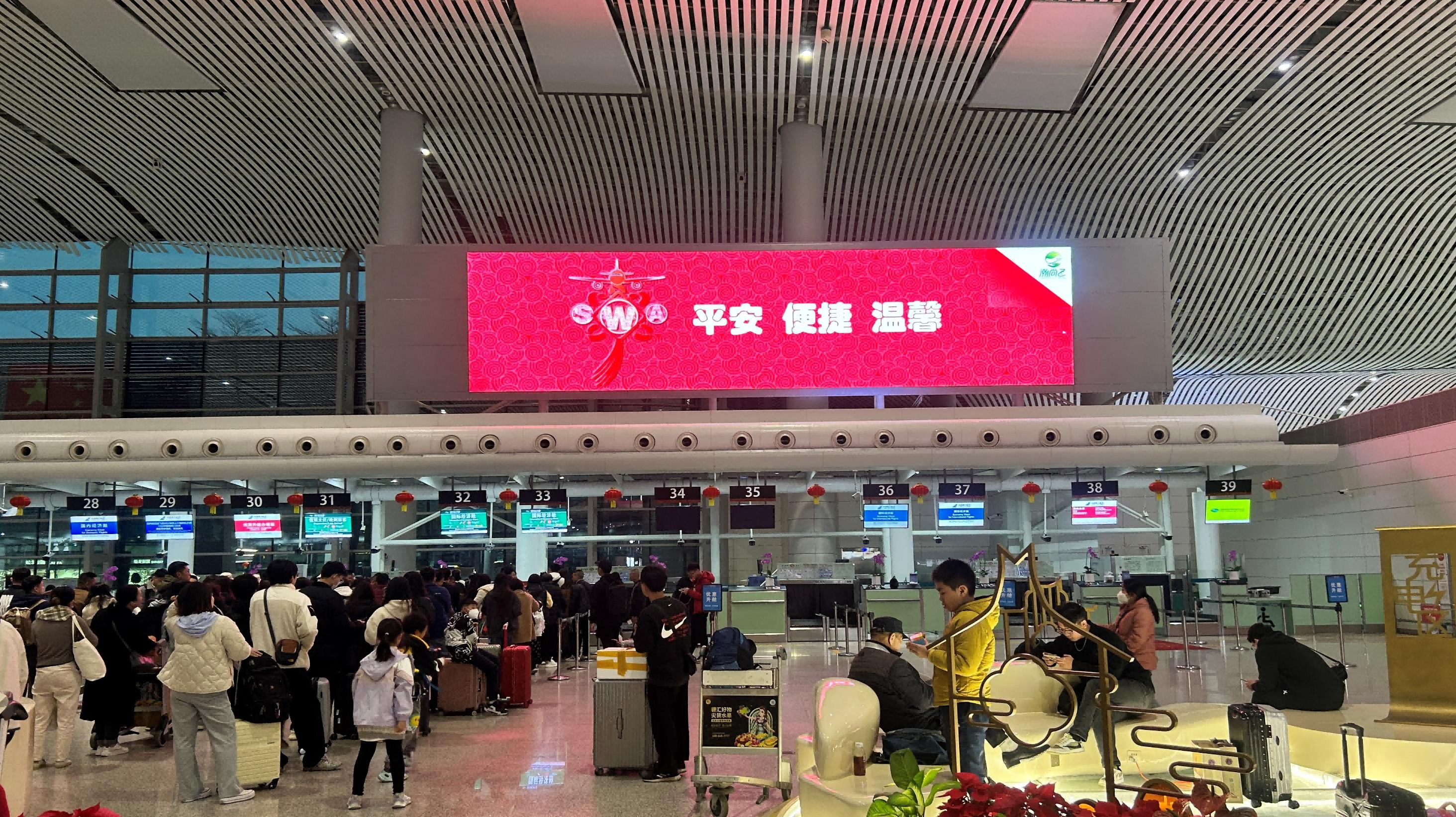 揭阳机场出发大厅值机柜LED广告