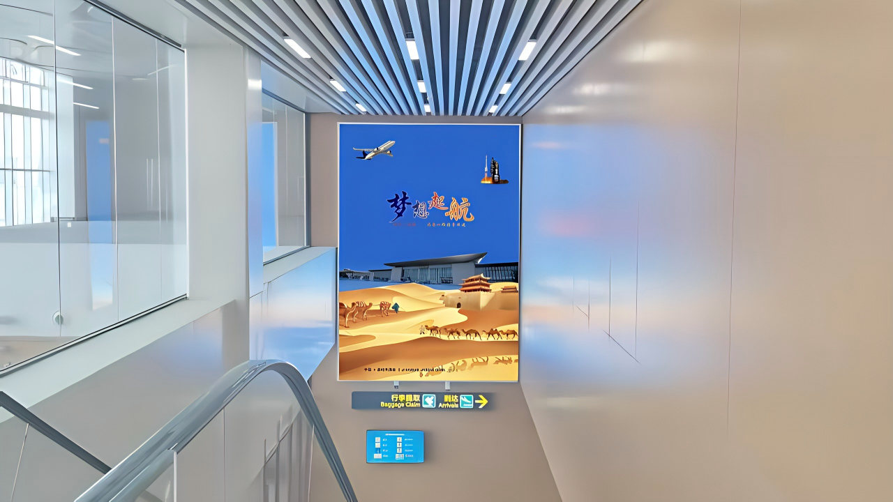 嘉峪关酒泉机场广告-T2到达一层上二层扶梯