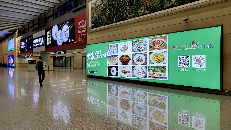 昆明机场广告-国内到达行李提取厅墙面灯箱B