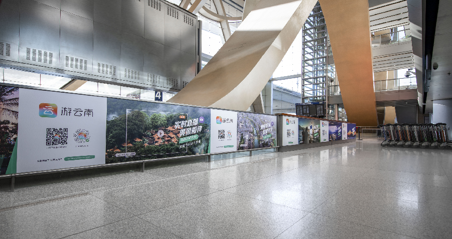 昆明机场广告-国内到达迎客厅落地灯箱+贴纸