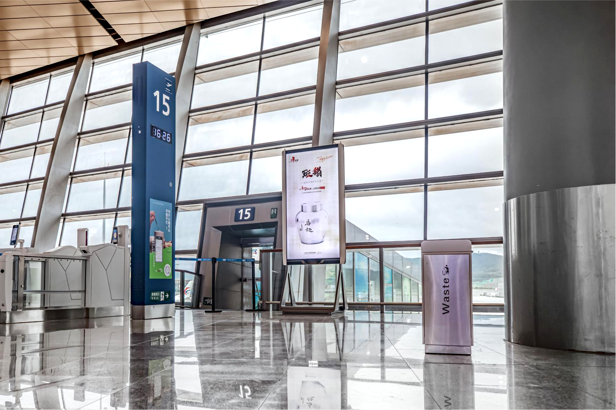 Kunming Airport Advertising-Domestic/International Departure Boarding Gate Screen Cleaning Set