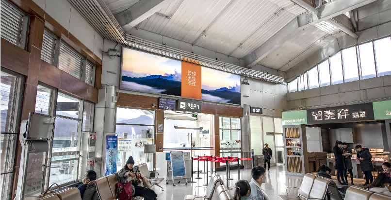 丽江机场广告-F1层出发候机厅吊楣灯箱32