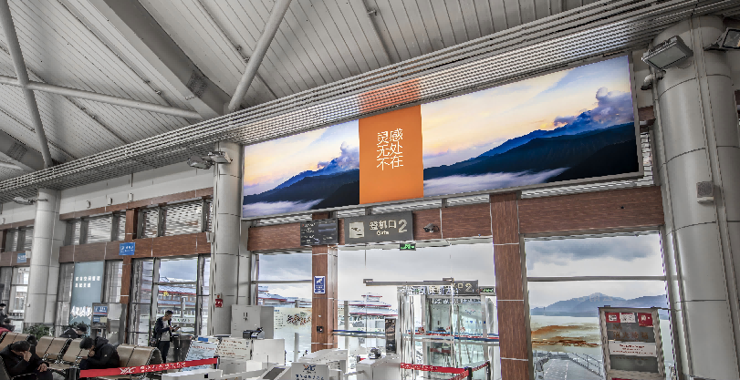 丽江机场广告-F1层出发候机厅吊楣灯箱33