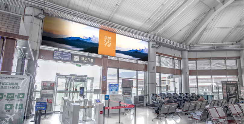 丽江机场广告-F1层出发候机厅吊楣灯箱36
