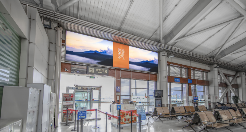 丽江机场广告-F1层出发候机厅吊楣灯箱38