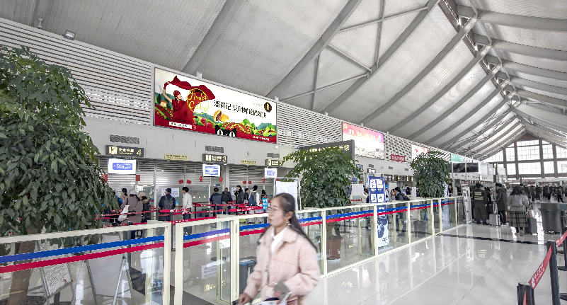 丽江机场广告-F2层出发厅安检口灯箱21