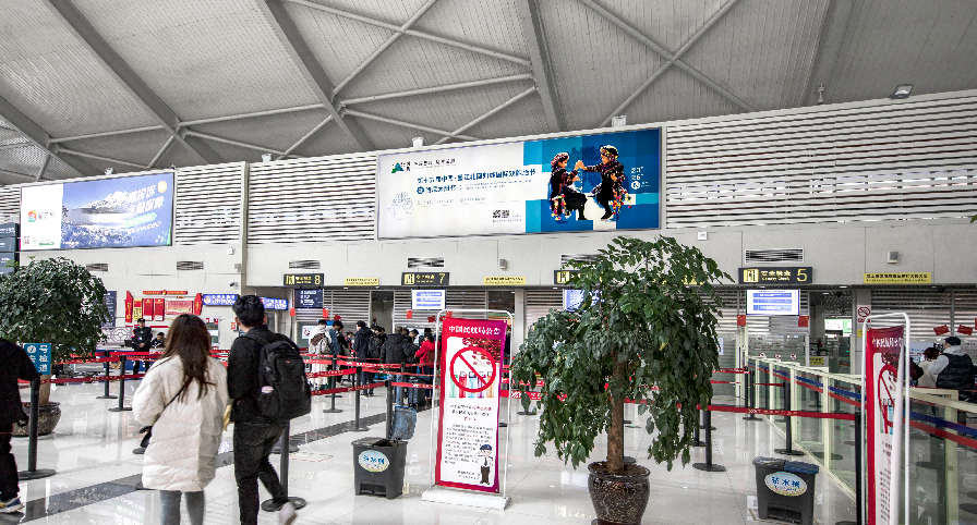 丽江机场广告-F2层出发厅安检口灯箱20