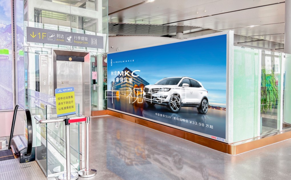 柳州白莲国际机场广告-混合通廊下电梯旁灯箱