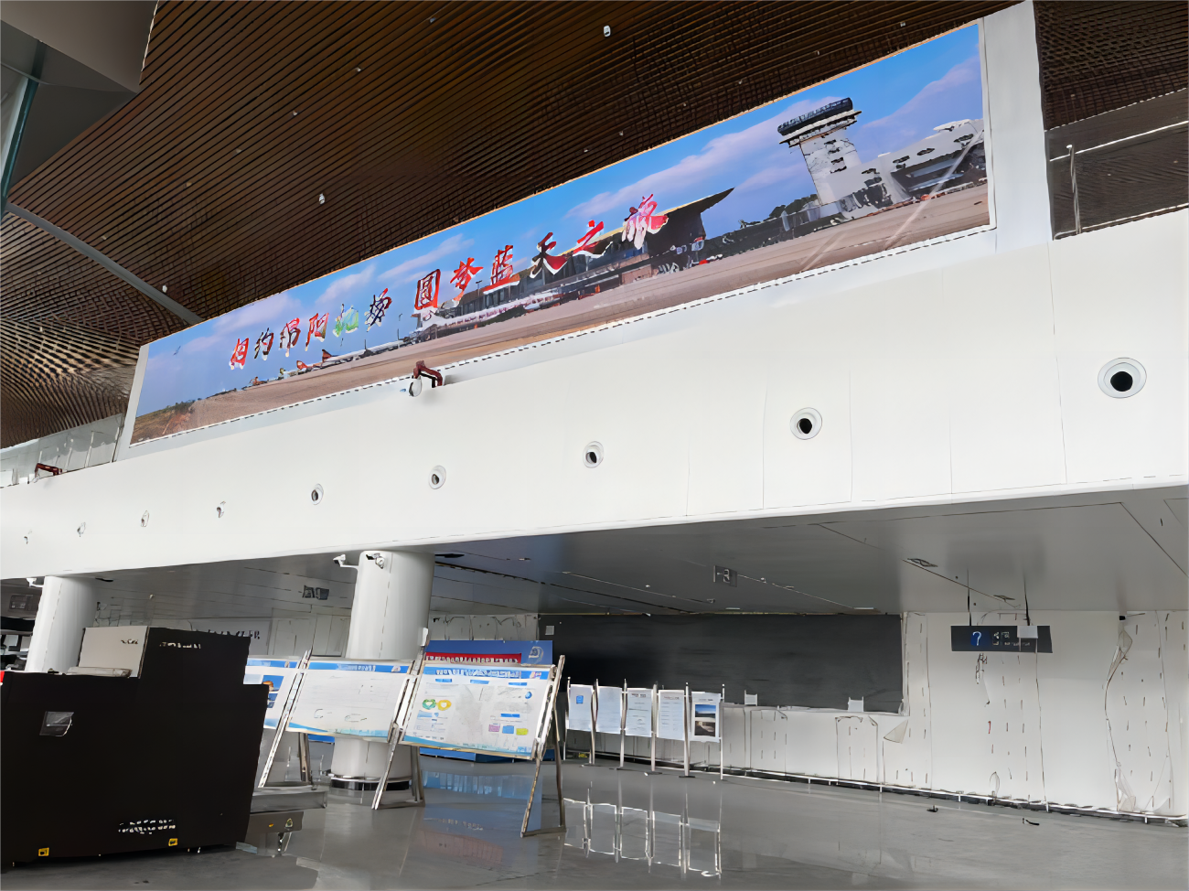 绵阳机场广告-T2出发值机厅上空护栏灯箱D001