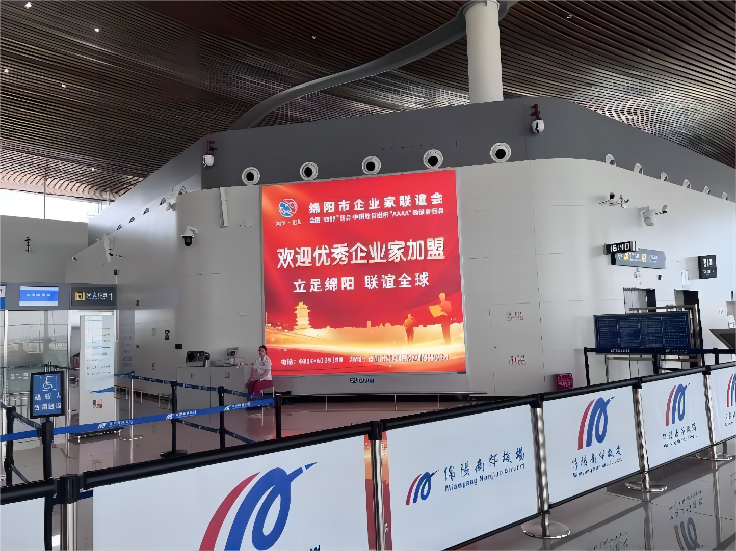 绵阳机场广告-T2出发安检通道两侧灯箱D004