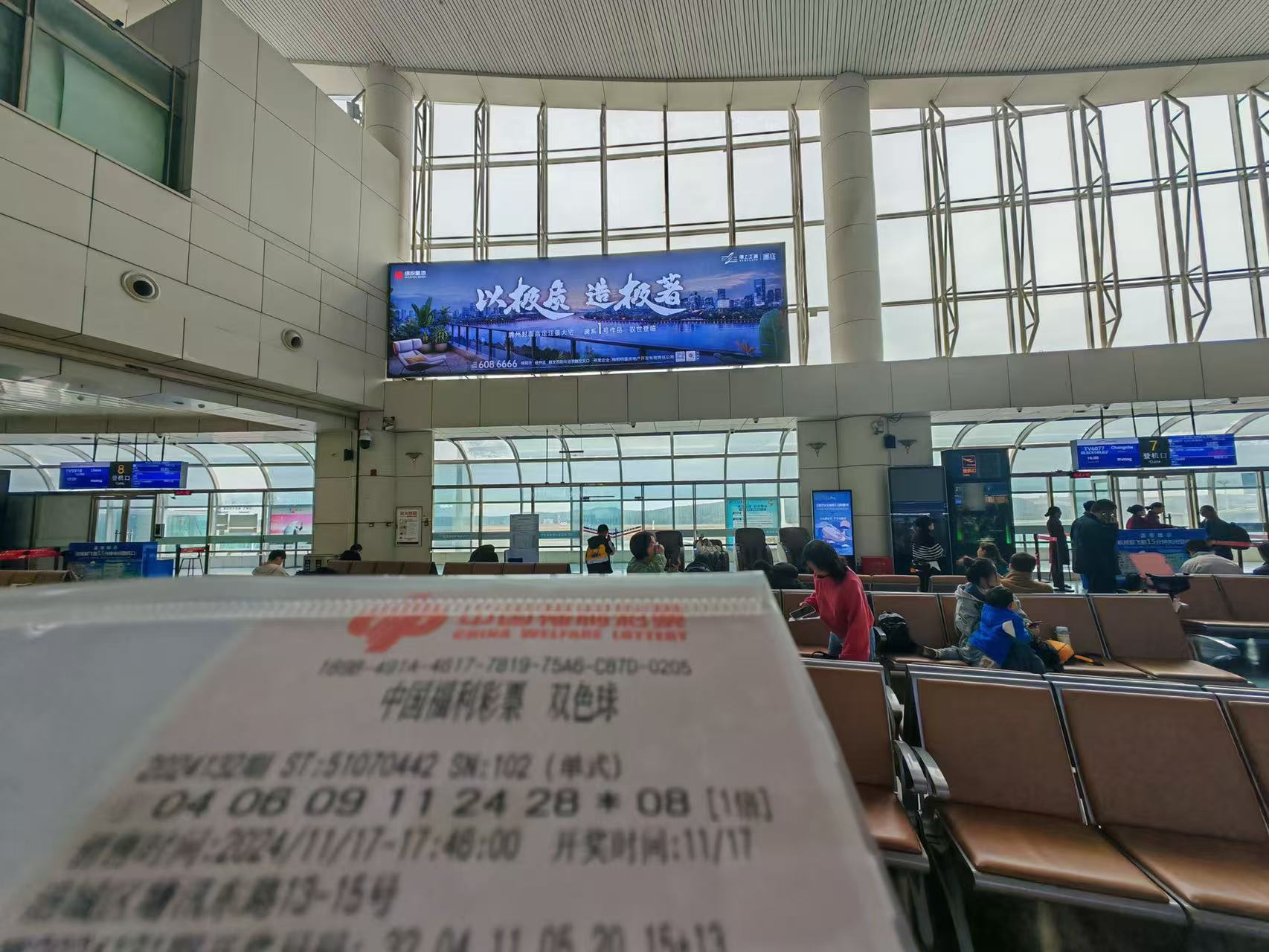 绵阳机场广告-T1出发候机厅灯箱