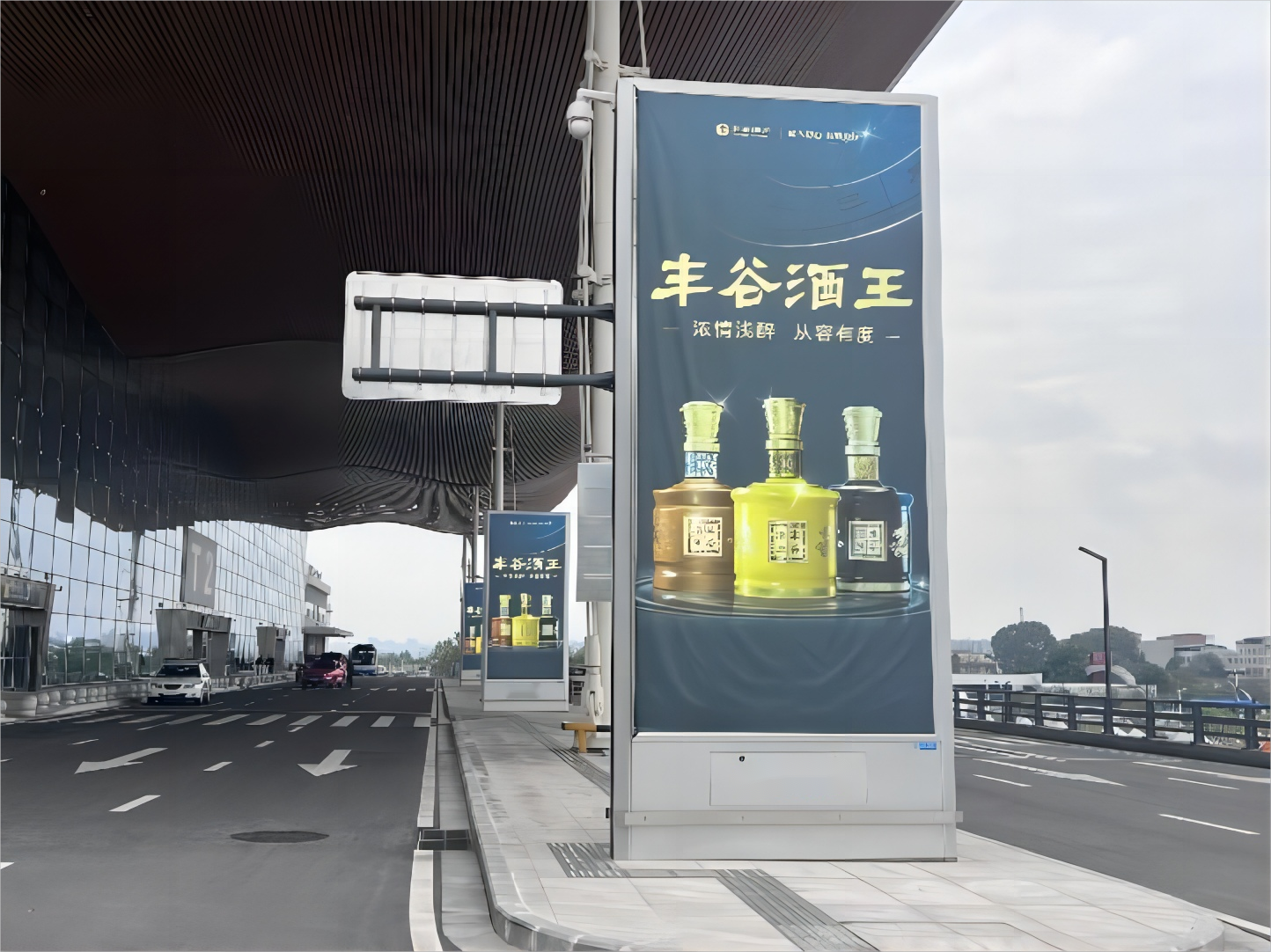 绵阳南郊机场广告-户外公路隔离带图腾灯箱套装