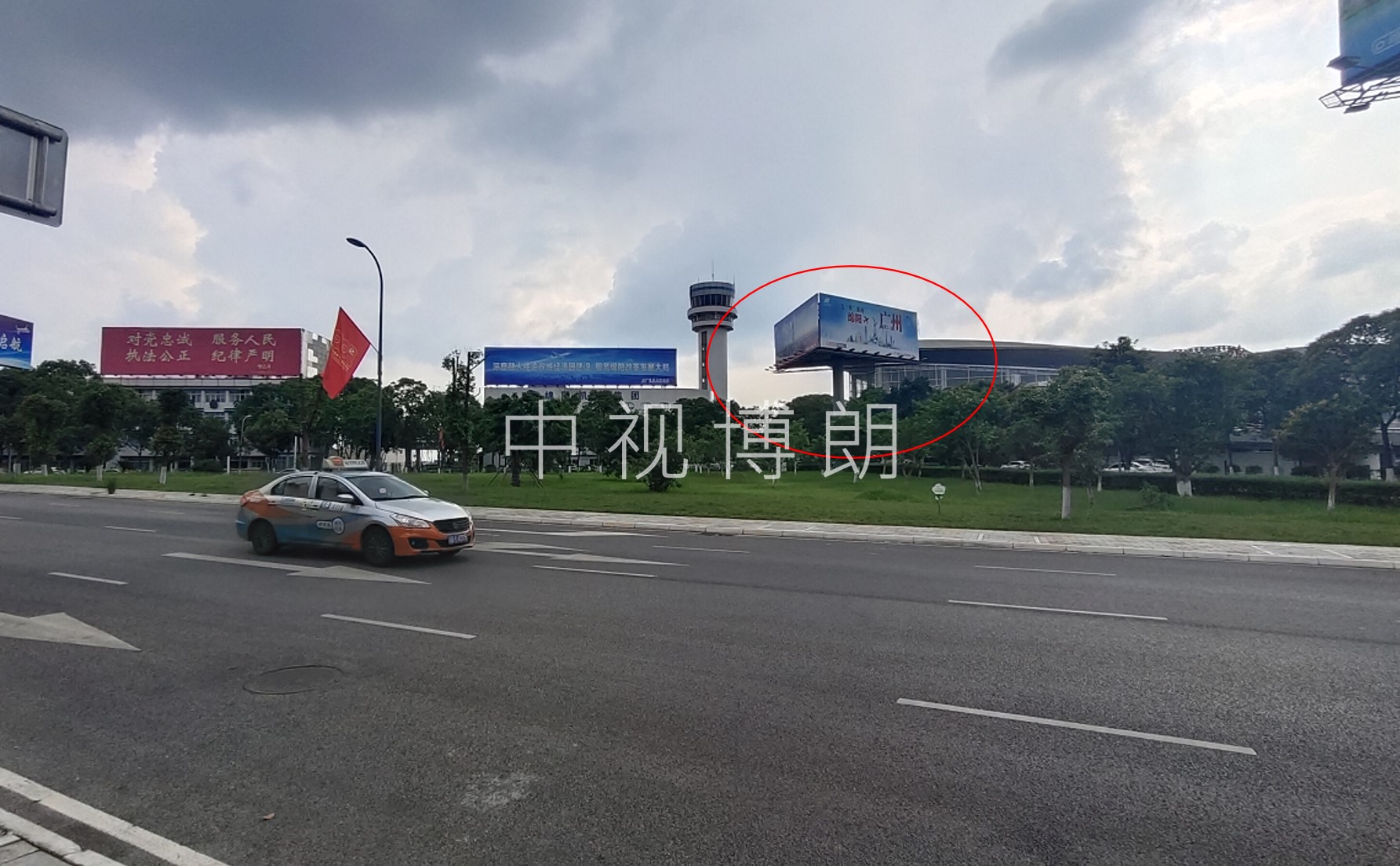 绵阳机场户外立柱广告