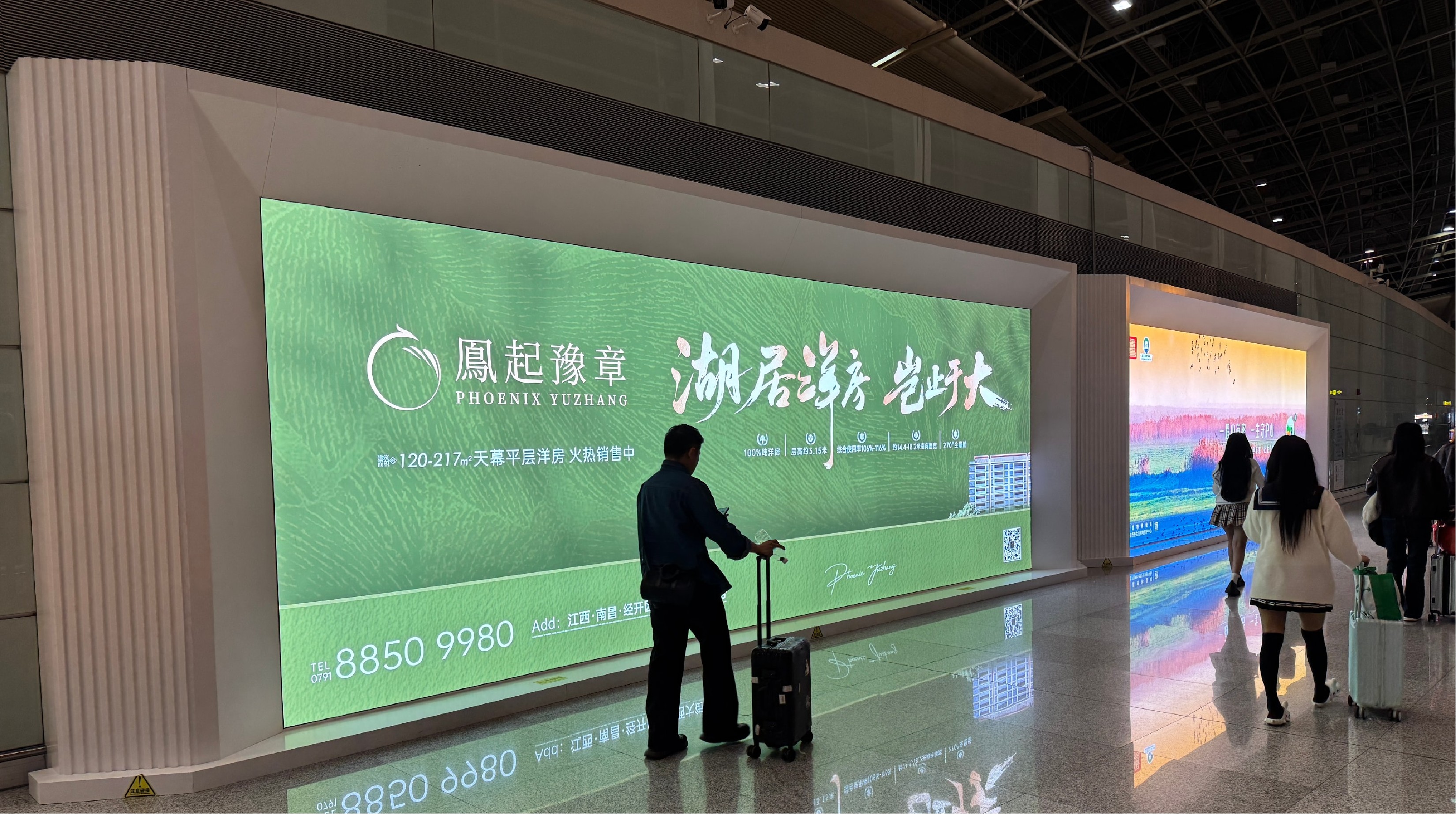 南昌机场广告-国内出发旅客通道灯箱