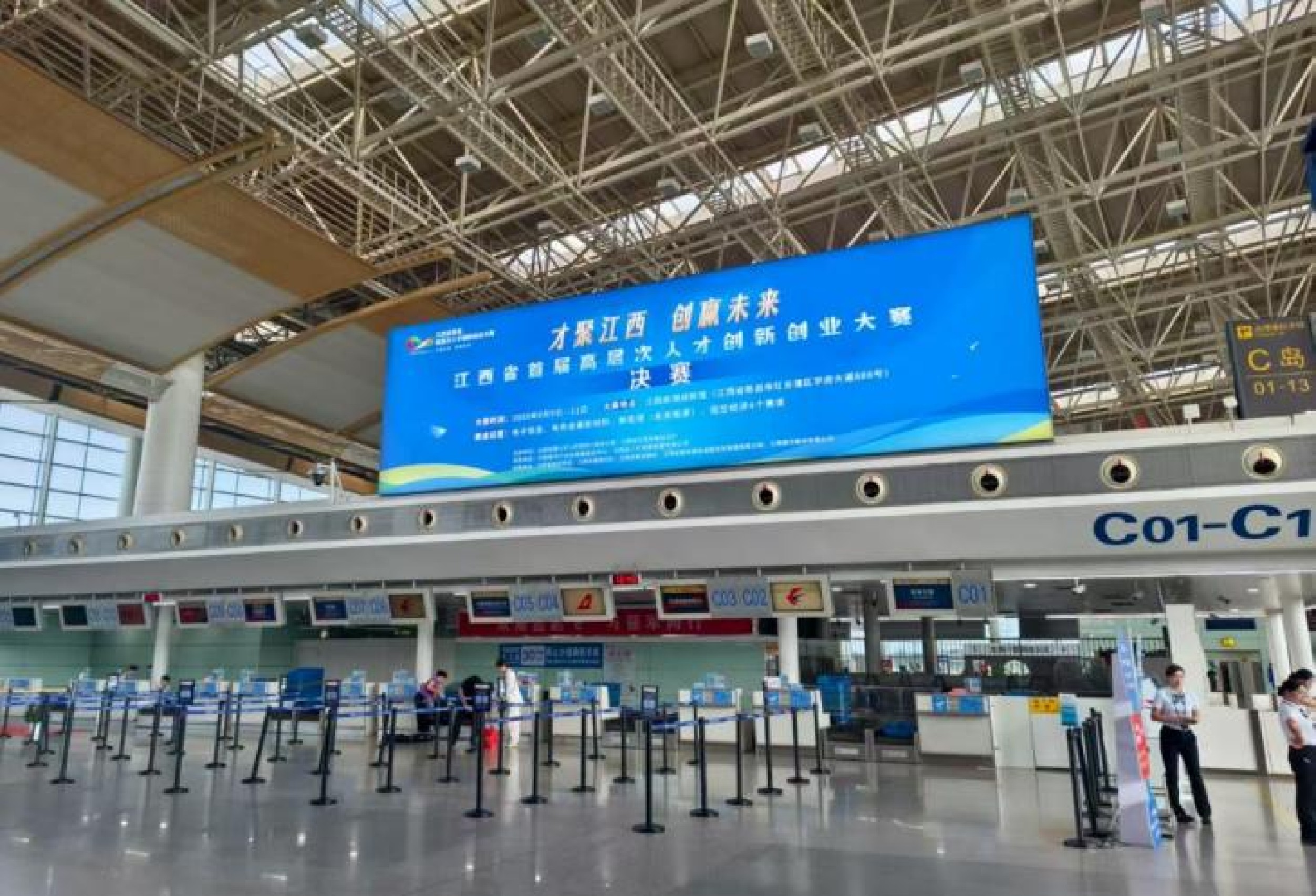 南昌机场广告-国内出发大厅值机区灯箱