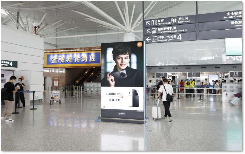 南京机场广告-T1出发值机岛间图腾灯箱套装
