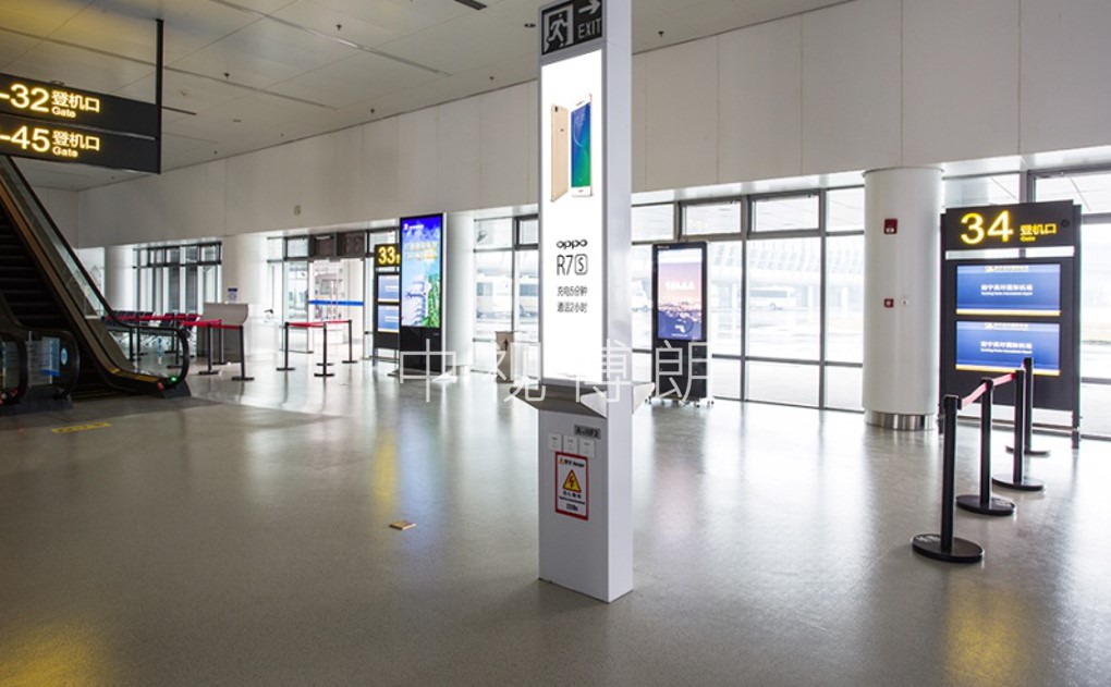 南宁机场国内国际出发候机厅充电柱广告