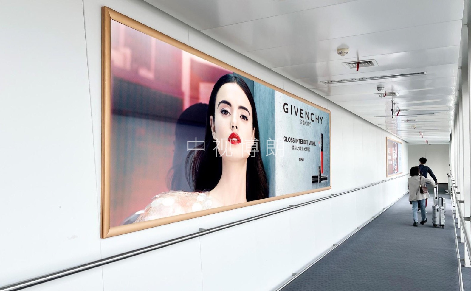 南宁机场广告-出发内廊桥玻璃贴膜