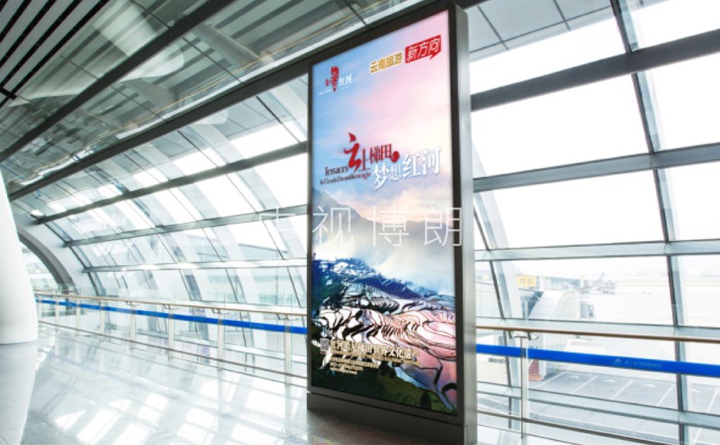 南宁机场出发候机区图腾灯箱广告
