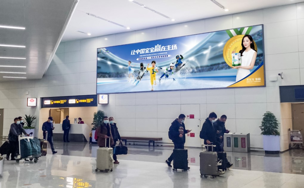 青岛机场广告-国内到达行李厅高空灯箱套装