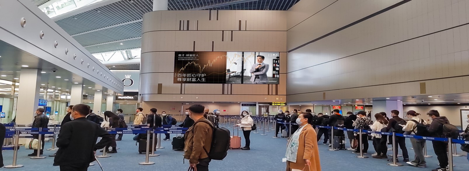 青岛胶东国际机场广告-国内出发安检区高空灯箱套装