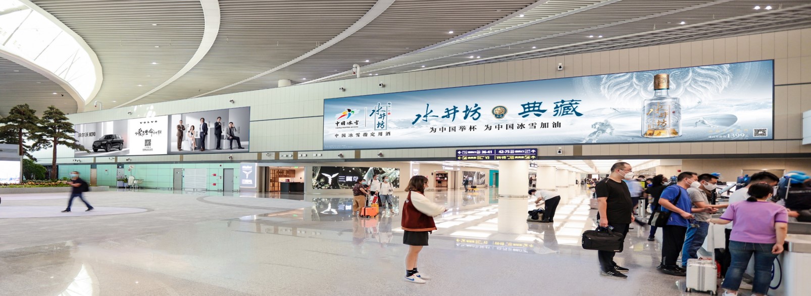 青岛胶东国际机场广告-国内出发安检后高空灯箱套装