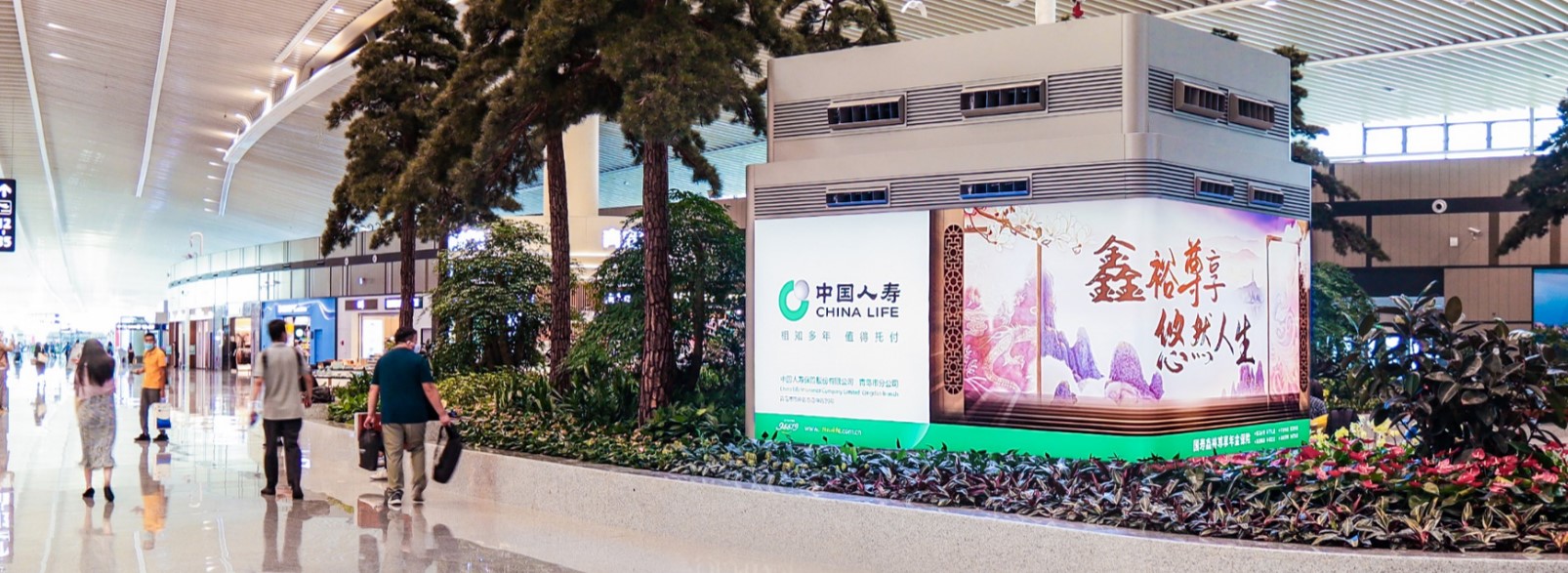青岛胶东国际机场广告-国内出发景观区风塔灯箱套装