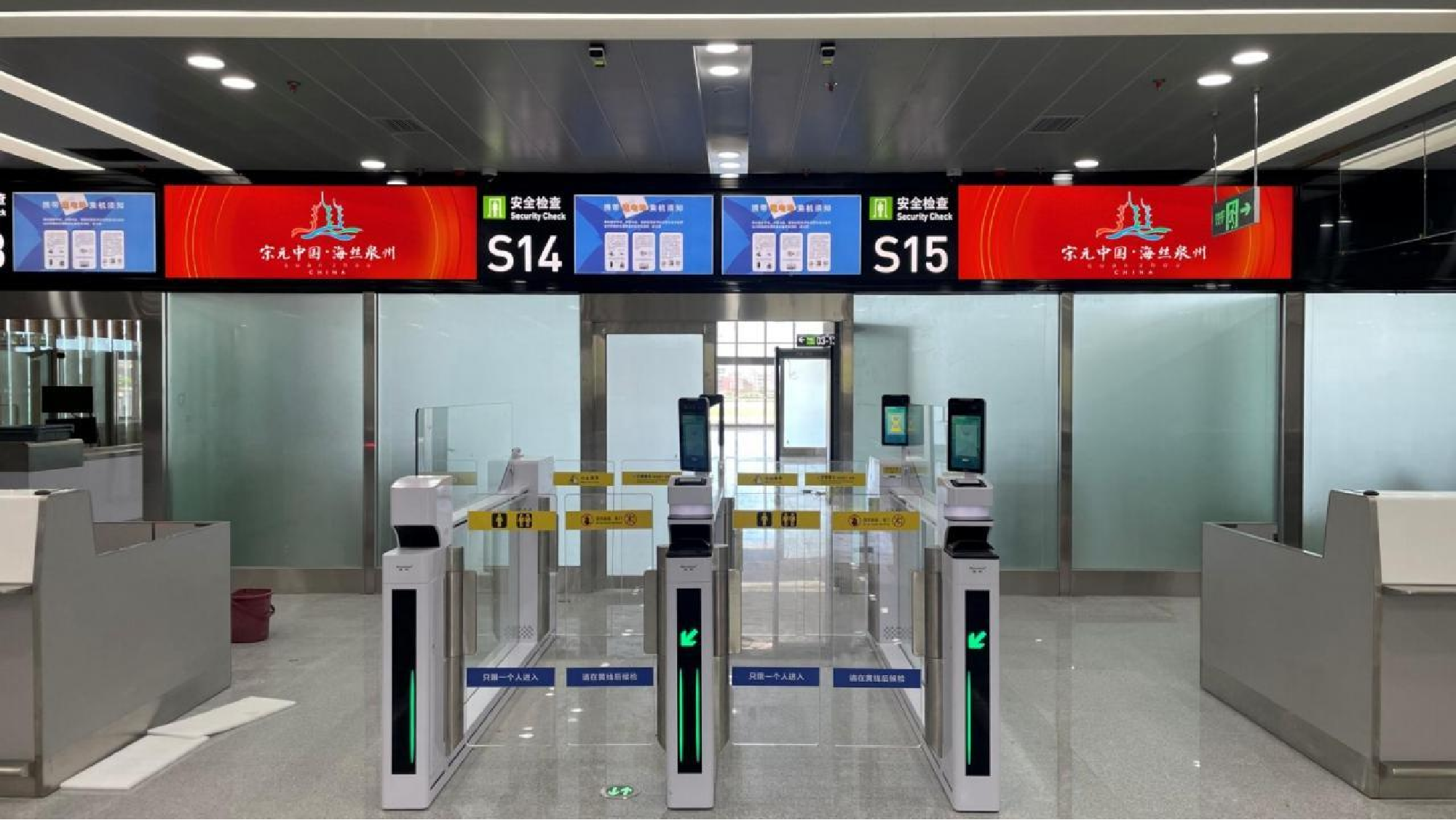 泉州机场广告-国内出发安检通道顶部刷屏套装