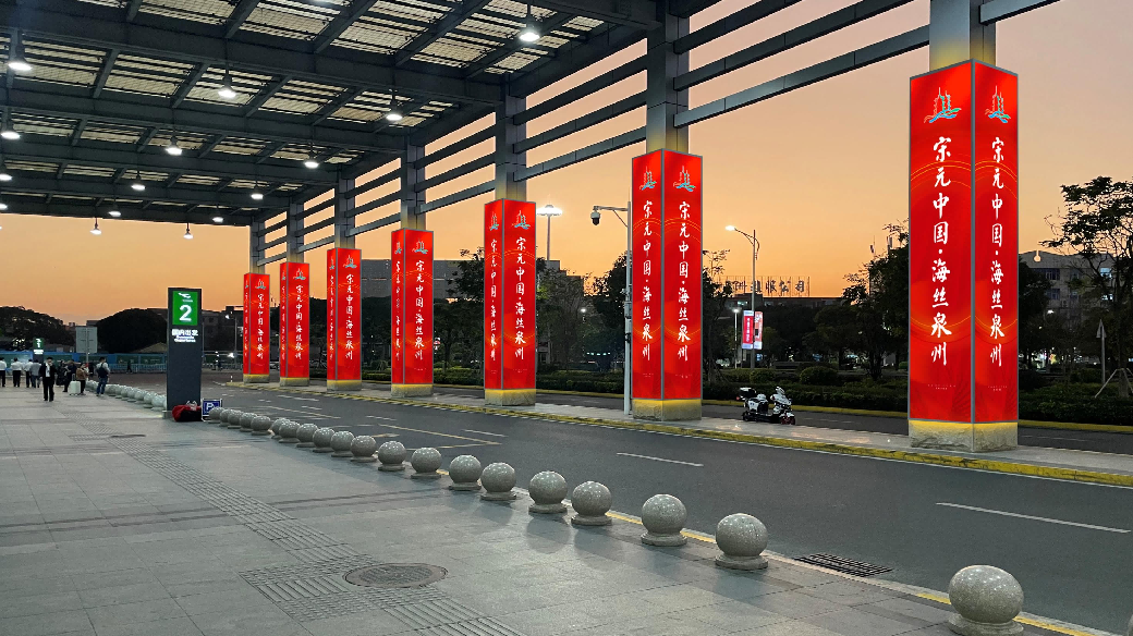 泉州晋江机场广告广告-2号门外侧道路包柱灯箱套装
